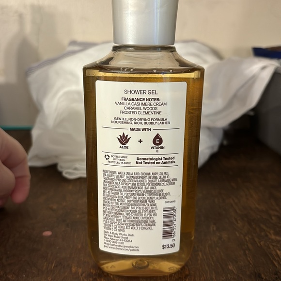 Bath and Body Works shower gel— SNOWFLAKES AND CASHMERE - Picture 2 of 2